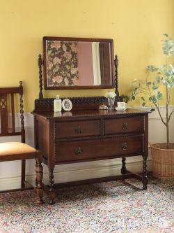 アンティーク家具 アンティークのドレッサー ツイストがおしゃれなアンティーク家具、スクエア型のミラーがカッコいいドレッシングチェスト