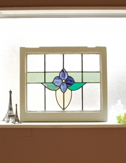 アンティーク雑貨 マーブルガラスのブルーに癒される、お花のアンティークステンドグラス