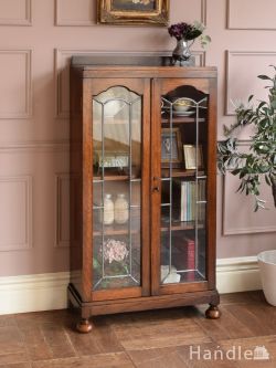 アンティーク家具 アンティークのキャビネット 幾何学模様のステンドグラスが美しい本棚、英国アンティークのブックシェルフ