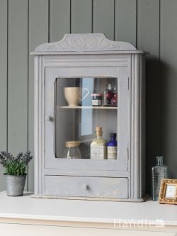 アンティーク家具 アンティークのキャビネット フランス色がおしゃれなアンティーク家具、お花の彫が入ったスモールキャビネット