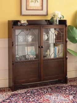 アンティーク家具 アンティークのキャビネット 幾何学模様のステンドグラス扉が美しい、英国のアンティークのおしゃれなブックケース