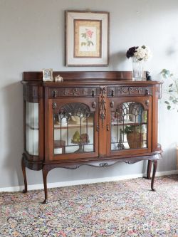 湾曲ガラスが入った英国のアンティーク家具、コンパクトサイズのパーラーキャビネット