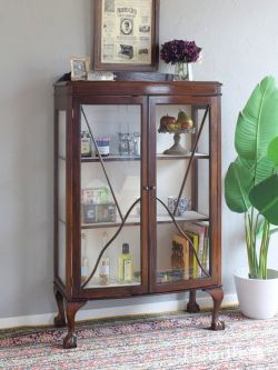 オーク材で出来た英国のアンティークキャビネット、猫足がおしゃれな2枚扉のショーケース(k-3440-f)