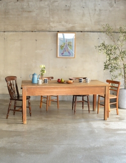 アンティーク家具 アンティークダイニングテーブル シンプルなアンティーク家具、６〜８人掛けのダイニングテーブル