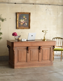 アンティーク家具 アンティークのキャビネット フランスから来たおしゃれなアンティーク家具、木製のショップカウンター（レジ台）