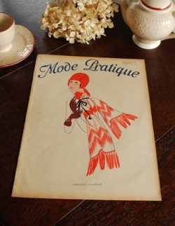 アンティーク雑貨  フランスで買い付けてきた　アンティークフランス雑誌（ Mode Pratique 1927）