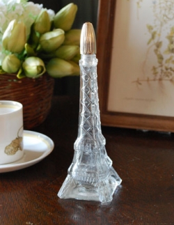 アンティーク雑貨  蚤の市で見つけた可愛いアンティーク雑貨、エッフェル塔のパフュームボトル