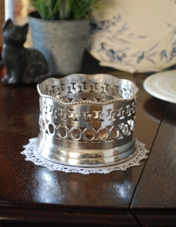 アンティーク雑貨  英国で買い付けてきたシルバーアイテム、アンティークシルバーのワインボトルコースター