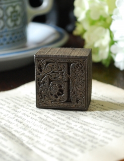 アンティーク雑貨 アンティーク額縁・ポスター イギリスで買い付けてきたアンティークの花文字スタンプ、アルファベットスタンプ（Ｆ）