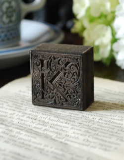 アンティーク雑貨 アンティーク額縁・ポスター イギリスで買い付けてきたアンティークの花文字スタンプ、アルファベットスタンプ（Ｋ）