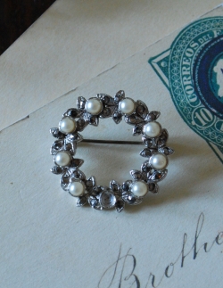 アンティーク雑貨 アンティークブローチ イギリスで見つけたアンティークアクセサリー、リース型のブローチ