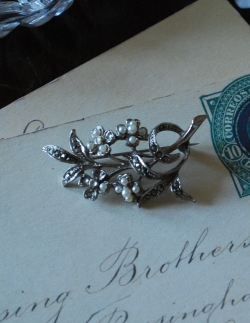 アンティーク雑貨 アンティークブローチ イギリスで見つけたアンティークアクセサリー、華やかなパールのブローチ