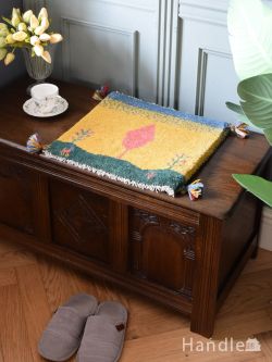インテリア雑貨 ソファクッション・チェアクッション 大きな木が描かれたおしゃれな風景画のギャッベ、草木染の小さな絨毯