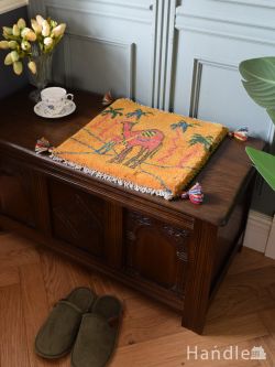 インテリア雑貨 ソファクッション・チェアクッション ラクダの模様が手織りされた草木染の絨毯、オレンジ色が美しいおしゃれな座布団