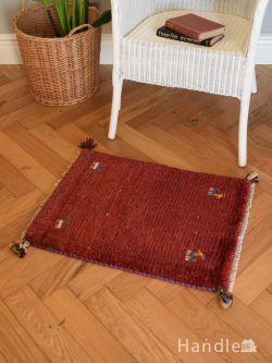 インテリア雑貨 ソファクッション・チェアクッション 差し色カラーの赤いギャッベ、どこでも使える草木染の絨毯カーペット