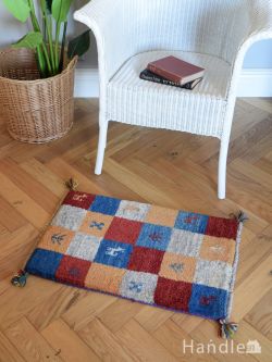 インテリア雑貨 おしゃれラグ カラフルな色使いがおしゃれなギャッベ、市松模様が可愛いコンパクトサイズの草木染絨毯