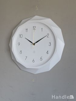 インテリア雑貨 時計 壁掛け シンプルなデザインの白い壁掛け時計、ゴールド色の秒針がアクセントのおしゃれなウォールクロック