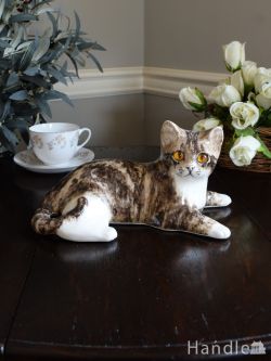 インテリア雑貨 オブジェインテリア 英国から届いた陶磁器の猫の置き物、寝そべる姿が凛々しいウィンスタンレイキャット（WINSTANLEY CAT）