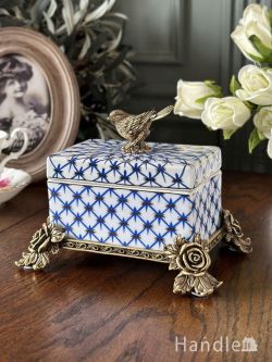 インテリア雑貨 アクセサリートレイ・ボックス アンティーク調のおしゃれな雑貨、ブルーが綺麗な磁器のボックス（小鳥と薔薇）