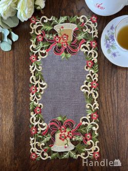 クリスマスベルとリボンの刺繍が華やかな、おしゃれなテーブルセンター（20×40cm）