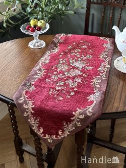 インテリア雑貨 ランチョンマット・クロス 豪華なお花の刺繍が入った赤いテーブルランナー、プチポワン調のおしゃれなミニクロス(30×90)