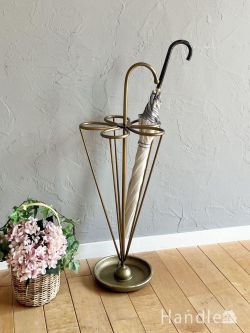 アンティーク風 アンティーク風の家具 傘の中に傘が入るデザインのアンブレラスタンド、ゴールド色に輝くおしゃれな傘立て