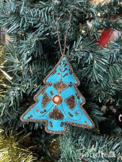 クリスマスツリーを華やかに彩ってくれる、ブルー色のツリー形のおしゃれなオーナメント