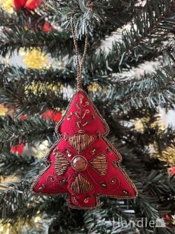 クリスマスツリーを華やかに彩ってくれる、真っ赤なツリーの形のおしゃれなオーナメント