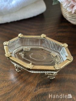 インテリア雑貨 アクセサリートレイ・ボックス 真鍮製のアンティーク調ソープディッシュ、お花の装飾がおしゃれな石鹸置き