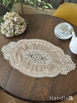 フランスアンティーク風のおしゃれなドイリー、華やかな刺繍が入った可愛いレース（ベージュ）(n20-425)