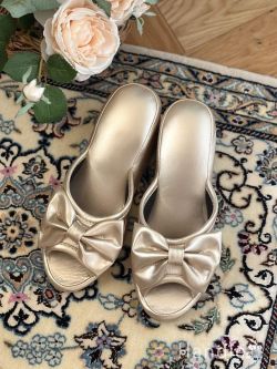 大きなリボンが可愛いおしゃれなスリッパ、ゴールド色の美脚リボンスリッパ(n20-420)