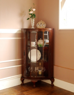 アンティーク家具  素敵なアンティークの英国家具、コーナーガラスキャビネット