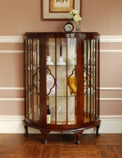 アンティーク家具 上品なアンティークの英国家具、オシャレなガラスキャビネット(飾り棚)