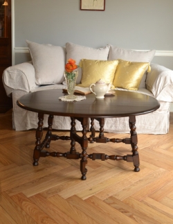 アンティーク家具 アンティークのテーブル 英国スタイルにも合うアンティーク家具、アーコールのコーヒーテーブル