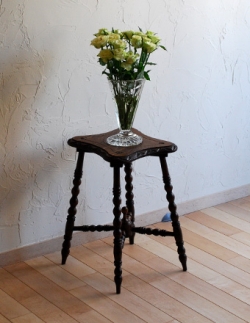 アンティーク家具  素敵なアンティーク家具、美しい彫りのオケージョナルテーブル