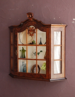 アンティーク家具  床置きもできるアンティーク家具、小さなウォールキャビネット