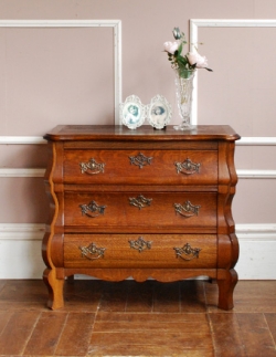 アンティーク家具  南フランスのアンティーク家具、彫りたっぷりの３段チェスト