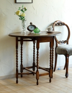 アンティーク家具  イギリスのアンティーク家具、伸張式のゲートレッグテーブル