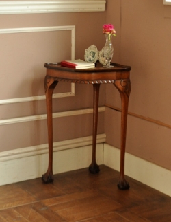 アンティーク家具  アンティークのフランス家具、ウォールナット材のコーナーテーブル