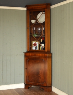 アンティーク家具 アンティークのキャビネット シノワズリーなアンティーク家具、マホガニー材のコーナーキャビネット