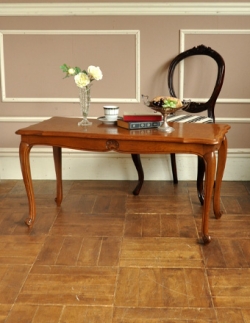 アンティーク家具  エレガントなアンティークの南仏家具、猫脚のセンターテーブル