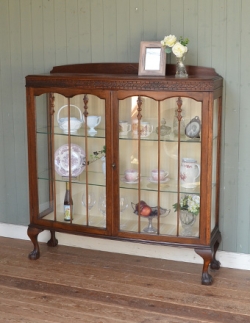 アンティーク家具 オシャレな英国のアンティーク家具、ガラスキャビネット(飾り棚)
