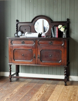 アンティーク家具 アンティークのキャビネット ツイストデザインが入ったアンティーク英国家具、ミラー付きサイドボード