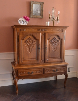 アンティーク家具  上品なアンティーク南仏家具、背板が鏡貼りの素敵なキャビネット