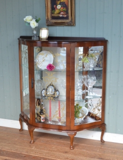 アンティーク家具 アンティークのキャビネット キラキラ輝くアンティークの英国家具、美しいガラスのショーケース