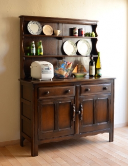 アンティーク家具 アンティークのキャビネット 素朴なデザインのヴィンテージ家具、アーコール社のカップボード