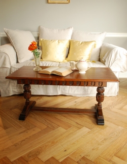 アンティーク家具  オーク材のアンティーク家具、英国より到着のコーヒーテーブル