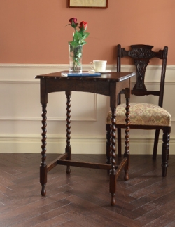 アンティーク家具  英国のアンティーク家具、キレイな木目のオケージョナルテーブル