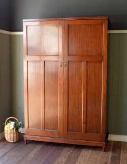 アンティーク家具  シンプルなアンティーク家具、マホガニー材のワードローブ