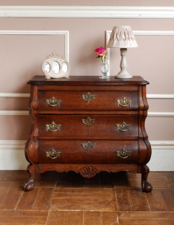 アンティーク家具  南仏のオシャレなアンティーク家具、木製の３段チェスト